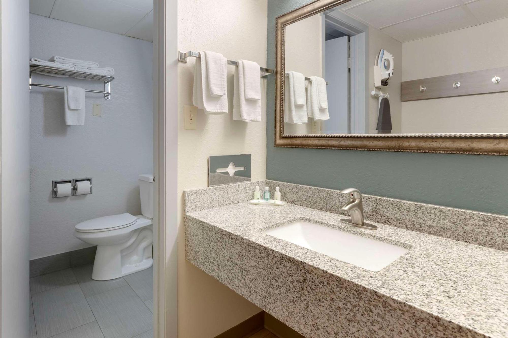 Quality Inn Newton At I-80 Dış mekan fotoğraf